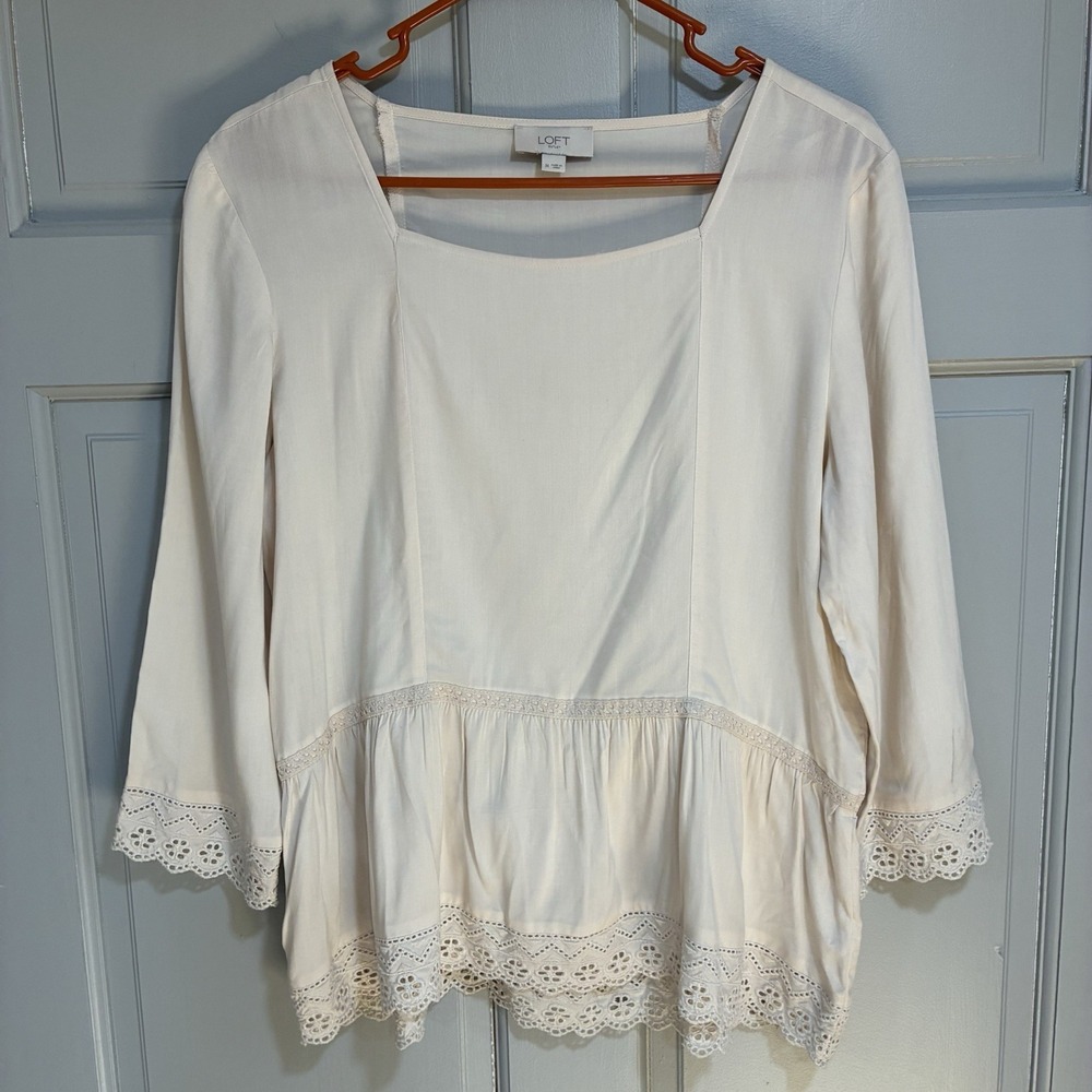 LOFT Women's Top Size Medium Peplum Blouse Lace Hem 3/4 Sleeve Lightweight Sooft